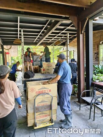 ▲台南市議員陳皇宇攜手國泰人壽歸仁通訊處，送蔬菜物資支援花蓮災區義煮行動。（記者林東良翻攝，下同）