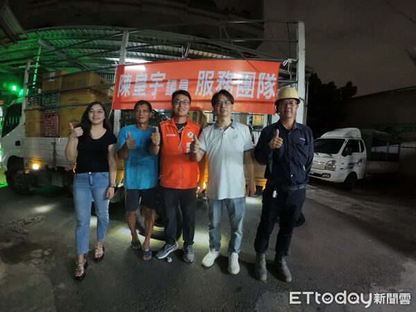 ▲台南市議員陳皇宇攜手國泰人壽歸仁通訊處，送蔬菜物資支援花蓮災區義煮行動。（記者林東良翻攝，下同）