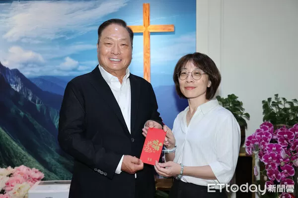 ▲▼ 總裁接見婦女新知協會理事長捐款,王令麟。（圖／記者徐文彬攝）