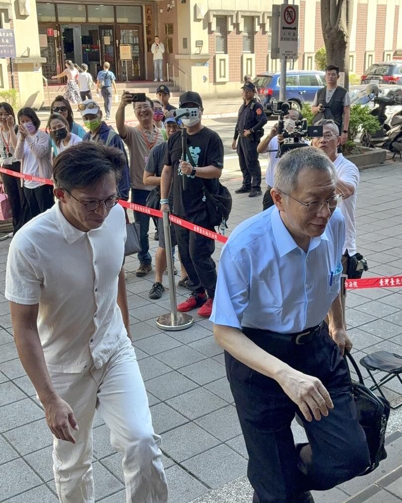 ▲黃國昌秀合照。（圖／翻攝自Facebook／黃國昌）