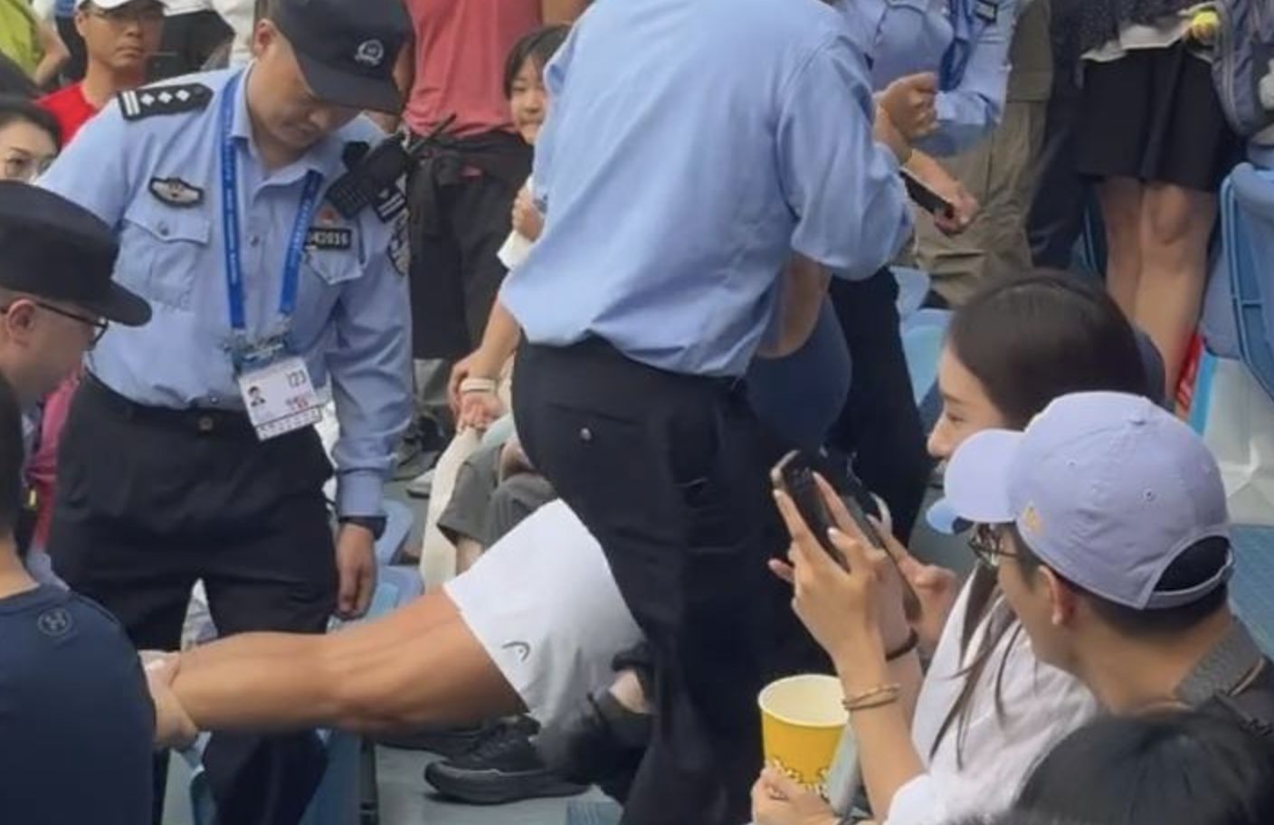 ▲女球迷上海大師賽酒醉鬧場，被安保人員抬出場。（圖／翻攝極目新聞）