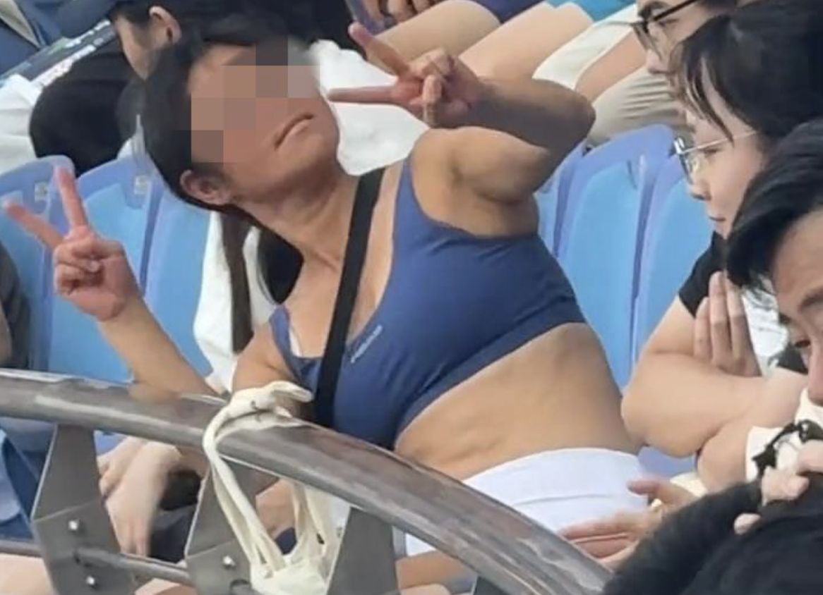 ▲女球迷上海大師賽酒醉鬧場，被安保人員抬出場。（圖／翻攝極目新聞）