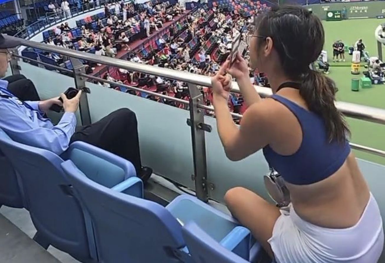 ▲女球迷上海大師賽酒醉鬧場，被安保人員抬出場。（圖／翻攝極目新聞）