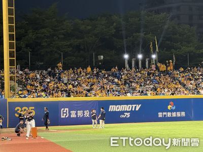 兄弟封王M2關鍵夜新莊滿場、彩帶備妥5000條　大螢幕關注另一地