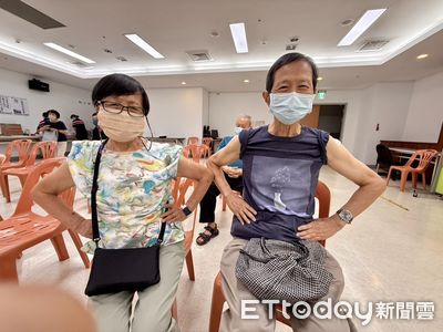 公費流感+新冠疫苗同步開打 台中醫院專區出現「捲袖人潮」