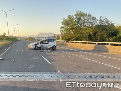 宜蘭五結休旅車自撞分隔島「翻一圈」重摔 車頭爛毀畫面曝