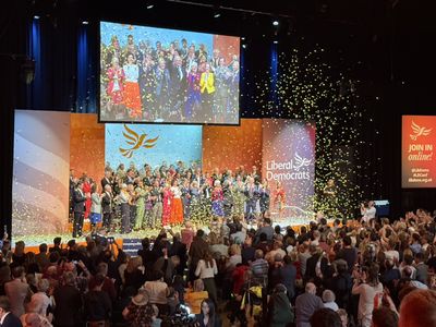 民進黨獲邀英國自民黨大會　國際部：台灣經驗顯示民主展現強大韌性