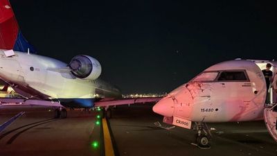 2機相撞！達美客機「跑道滑行」釀禍　機鼻毀損畫面曝光