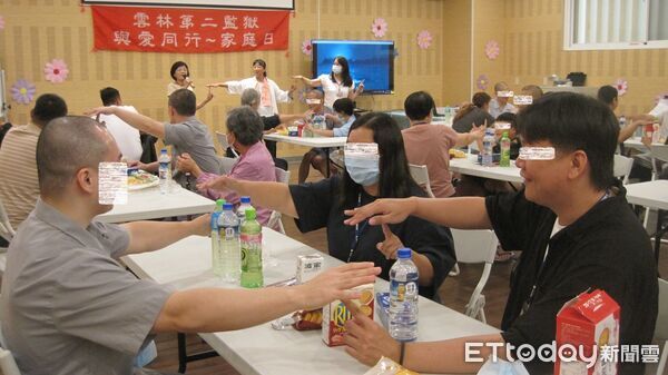 ▲志工協助主持活動，陪伴收容人與家屬共度佳節。（圖／記者游瓊華翻攝）