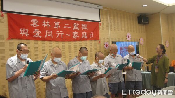 ▲志工協助主持活動，陪伴收容人與家屬共度佳節。（圖／記者游瓊華翻攝）
