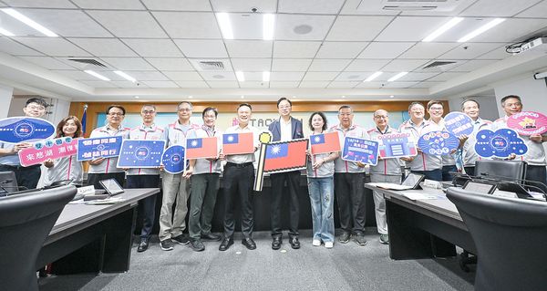 ▲桃園市長張善政今天上午在市政會議上帶領局處主管宣傳「桃園國慶月系列活動」。（圖／市府新聞處提供）