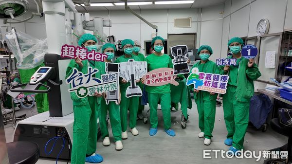 ▲台大雲林分院舉辦「達文西手術百例成果記者會」，院長馬惠明與醫療團隊合影，展現智慧醫療成果。（圖／記者游瓊華翻攝）