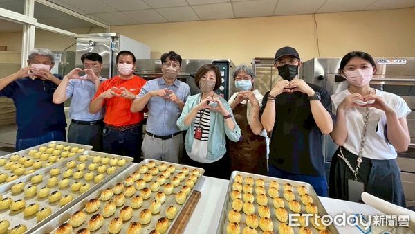 ▲基檢攜手社區手作1500顆月餅。（圖／記者郭世賢翻攝）