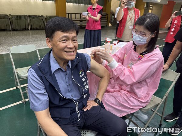 ▲蜘蛛人、超級瑪利歐等人氣角色走進健行國小，以趣味劇場宣導接種疫苗，孩子們笑聲不斷。（圖／記者游瓊華翻攝）