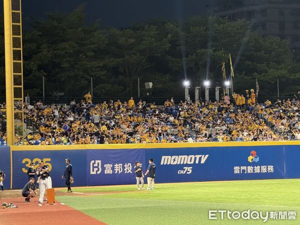 ▲中信兄弟球迷塞滿新莊左外野。（圖／記者楊舒帆攝）