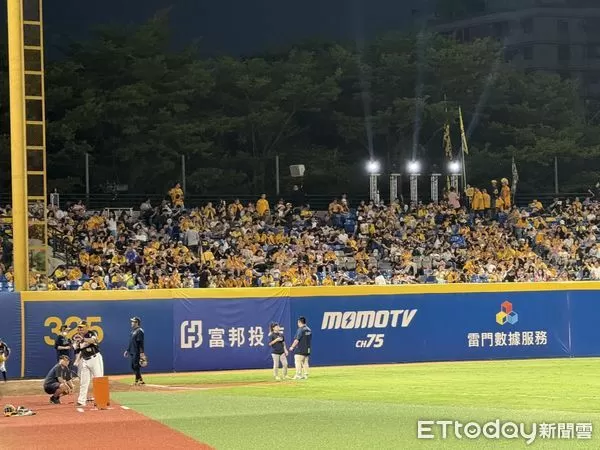 ▲中信兄弟球迷塞滿新莊左外野。（圖／記者楊舒帆攝）