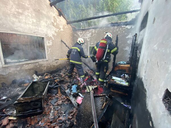 ▲彰化花壇鄉民宅火警女屋主逃生不慎跌倒。（圖／記者唐詠絮翻攝）