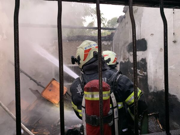 ▲彰化花壇鄉民宅火警女屋主逃生不慎跌倒。（圖／記者唐詠絮翻攝）