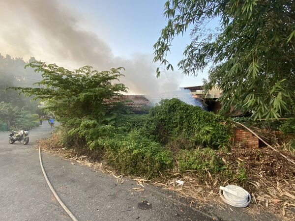 ▲彰化花壇鄉民宅火警女屋主逃生不慎跌倒。（圖／記者唐詠絮翻攝）