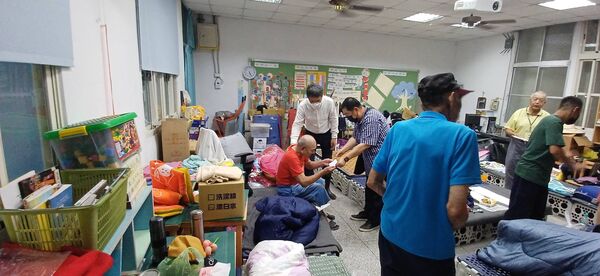 ▲▼立法委員劉建國、民進黨花蓮縣黨部主委嚴献宗及善心企業家赴災區發放罹難者家屬補助。（圖／劉建國國會辦公室提供）