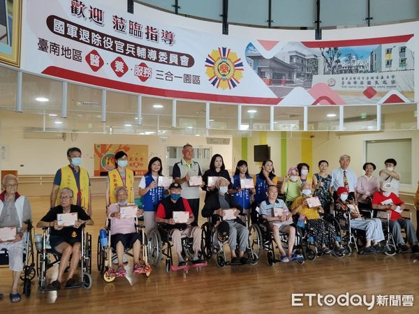 ▲國民黨台南市黨部率隊前往榮民之家，致贈月餅向榮民長輩致敬。（記者林東良翻攝，下同）