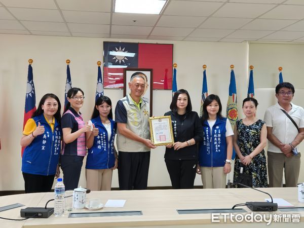 ▲國民黨台南市黨部率隊前往榮民之家，致贈月餅向榮民長輩致敬。（記者林東良翻攝，下同）