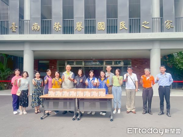 ▲國民黨台南市黨部率隊前往榮民之家，致贈月餅向榮民長輩致敬。（記者林東良翻攝，下同）