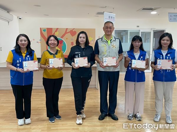 ▲國民黨台南市黨部率隊前往榮民之家，致贈月餅向榮民長輩致敬。（記者林東良翻攝，下同）