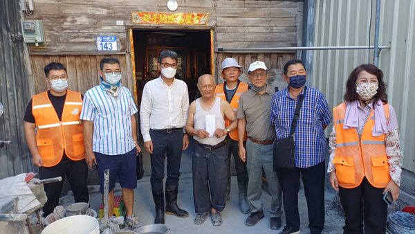 ▲▼劉建國、民進黨花蓮縣黨部主委嚴献宗及善心企業家赴災區發放罹難者家屬補助。（圖／劉建國國會辦公室提供）