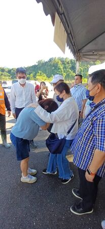 ▲▼劉建國、民進黨花蓮縣黨部主委嚴献宗及善心企業家赴災區發放罹難者家屬補助。（圖／劉建國國會辦公室提供）