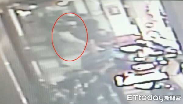 ▲▼北市旅館同事因借貸280萬，她找兄弟討債，還連推婦人兩把，導致被害人（紅圈）顱內出血險喪命。（圖／記者邱中岳翻攝）