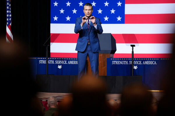 ▲▼美國國防部長（戰爭部長）赫格塞斯（Pete Hegseth）9月30日在維吉尼亞州匡提科（Quantico）陸戰隊基地，召集約800名陸海空軍高階將領發表談話。（圖／路透）