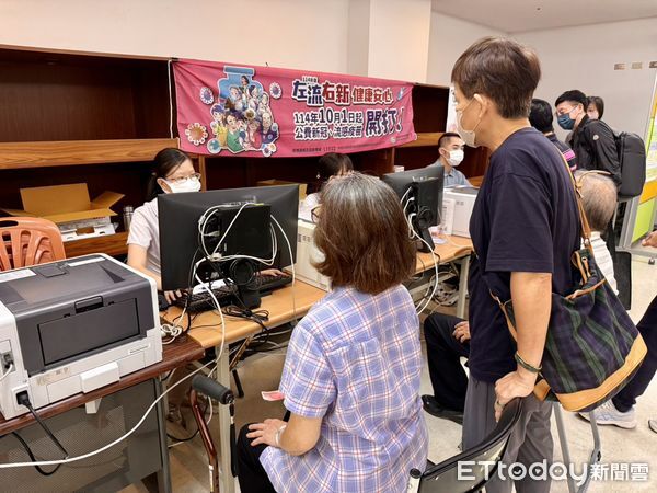 ▲一對夫妻開心比叉腰動作，象徵守護健康的決心。（圖／記者游瓊華翻攝）