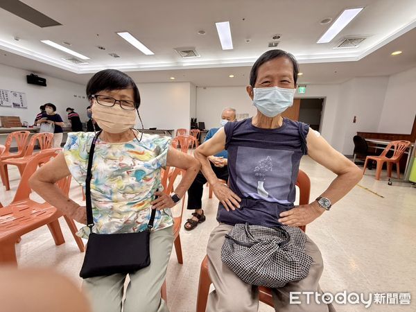 ▲一對夫妻開心比叉腰動作，象徵守護健康的決心。（圖／記者游瓊華翻攝）