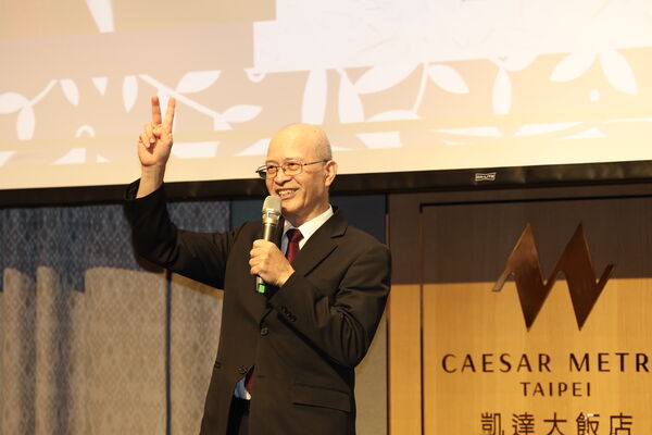 ▲中華文化教育暨體育交流促進會理事長交接，李述藺卸任、前體育署長何卓飛接任。（促進會提供）