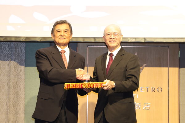 ▲中華文化教育暨體育交流促進會理事長交接，李述藺卸任、前體育署長何卓飛接任。（促進會提供）