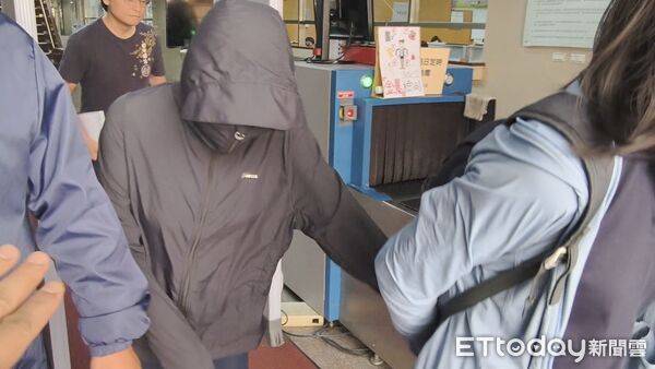 ▲▼楊姓女子（楊錦屏）涉用老鼠藥毒害澳洲男友，今（1日）到台北地院出庭，全身黑衣包緊緊躲避媒體拍攝。（圖／記者黃哲民攝）