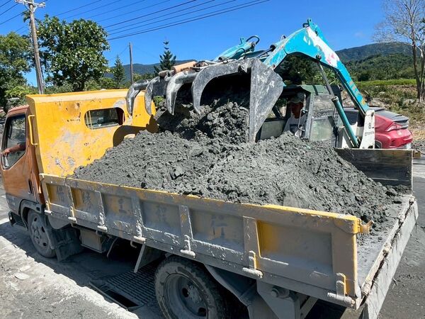 和碩工程車隊災區清淤照曝光　一原因讓童子賢想低調都不行
