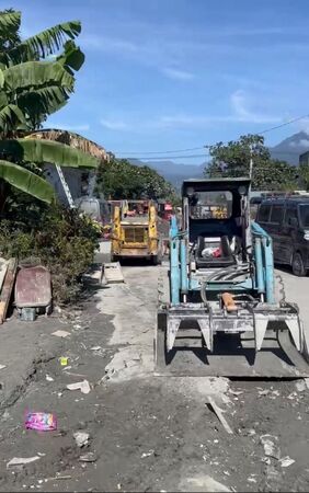 和碩工程車隊災區清淤照曝光　一原因讓童子賢想低調都不行