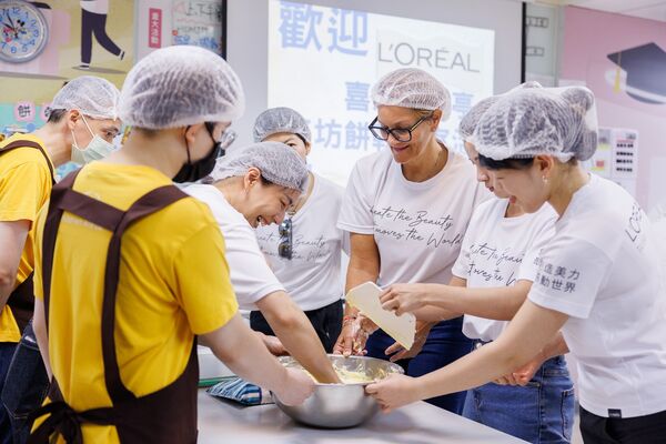▲▼台灣萊雅與喜憨兒基金會合作，由憨兒擔任「餅乾教室」助教，透過與萊雅員工的互動練習人際溝通，提升自信。（圖／台灣萊雅提供）