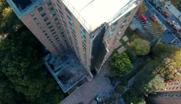 ▲▼紐約20層大樓被劈開一道！疑瓦斯爆炸煙囪全毀　滿地都是碎磁磚。（圖／路透）