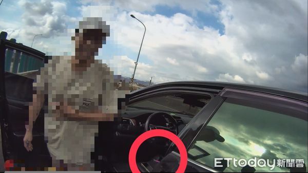 ▲賴姓毒品疑施用毒品仍開車，在台72線待轉區昏睡10多分鐘，警方抵達查獲車上有毒品。（圖／記者楊永盛翻攝）