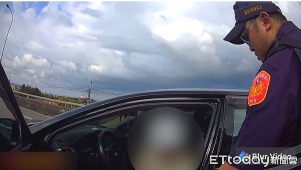 ▲賴姓毒品疑施用毒品仍開車，在台72線待轉區昏睡10多分鐘，警方抵達查獲車上有毒品。（圖／記者楊永盛翻攝）