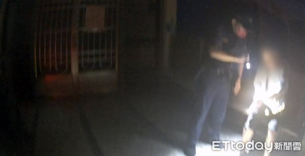 ▲東港警分局員警送陳男返家。（圖／記者陳崑福翻攝）