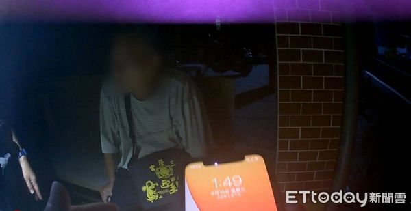 ▲東港警分局員警送陳男返家。（圖／記者陳崑福翻攝）