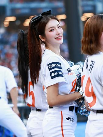 ▲▼韓華,金娟婷。（圖／翻攝自Instagram／90_allie、韓華鷹隊官網