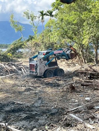 ▲▼和碩董事長童子賢調度大量機具進入災區救災。（圖／翻攝花蓮縣議會議長張峻臉書）