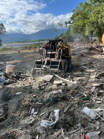 ▲▼和碩董事長童子賢調度大量機具進入災區救災。（圖／翻攝花蓮縣議會議長張峻臉書）