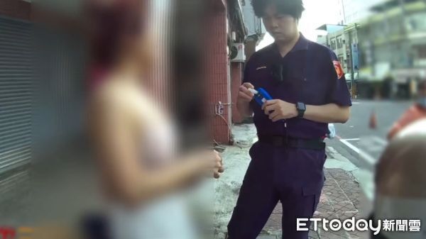 ▲▼細肩帶爆乳上衣美魔女闖黃燈肇事。（圖／記者許宥孺翻攝）