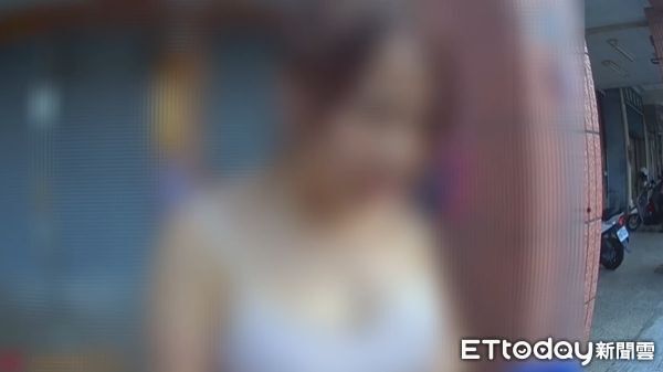 ▲▼細肩帶爆乳上衣美魔女闖黃燈肇事。（圖／記者許宥孺翻攝）